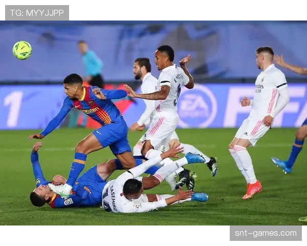 本轮足球赛事精彩纷呈,激烈对决彰显球队竞技状态全面提升 本轮足球赛事精彩纷呈,激烈对决彰显球队竞技状态全面提升